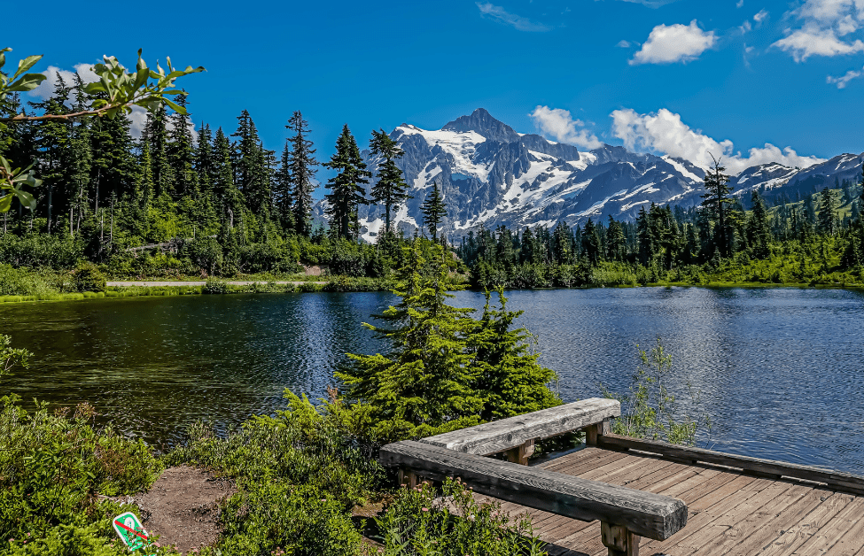 A lake in Washington state surrounded by trees and mountains